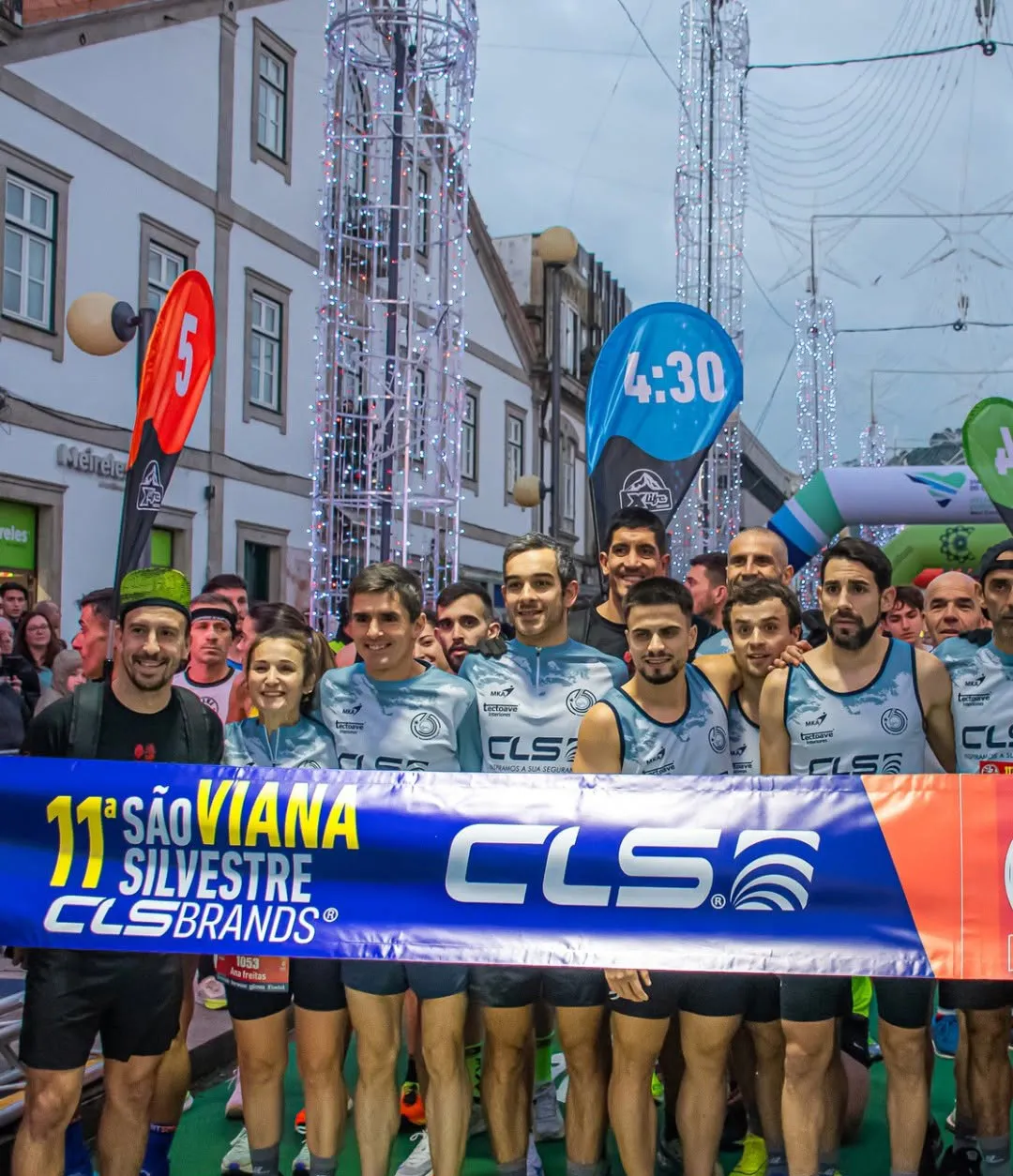 Equipa de corredores CLS Brands junto à faixa de chegada da 11ª São Viana Silvestre.
