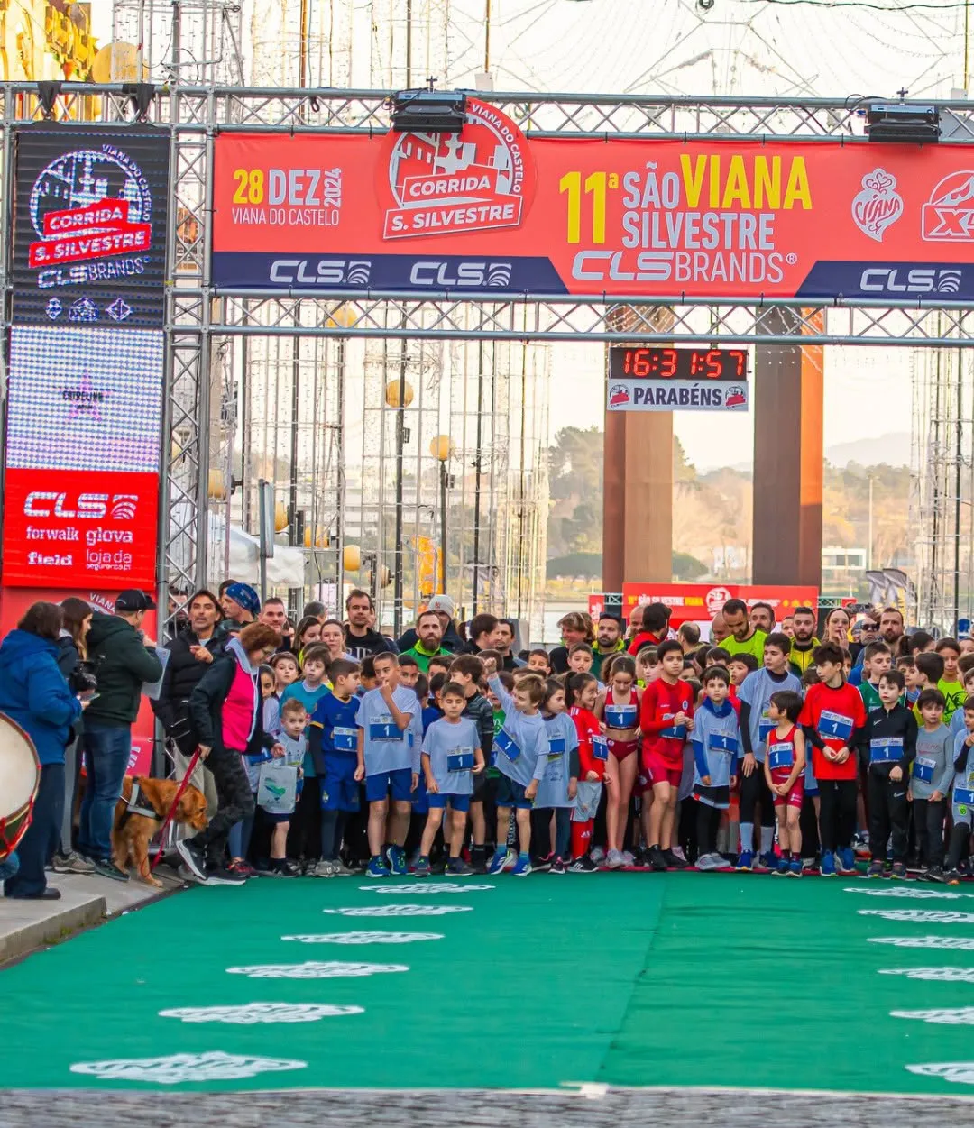 Crianças alinhadas na linha de partida da corrida infantil da São Silvestre em Viana do Castelo.